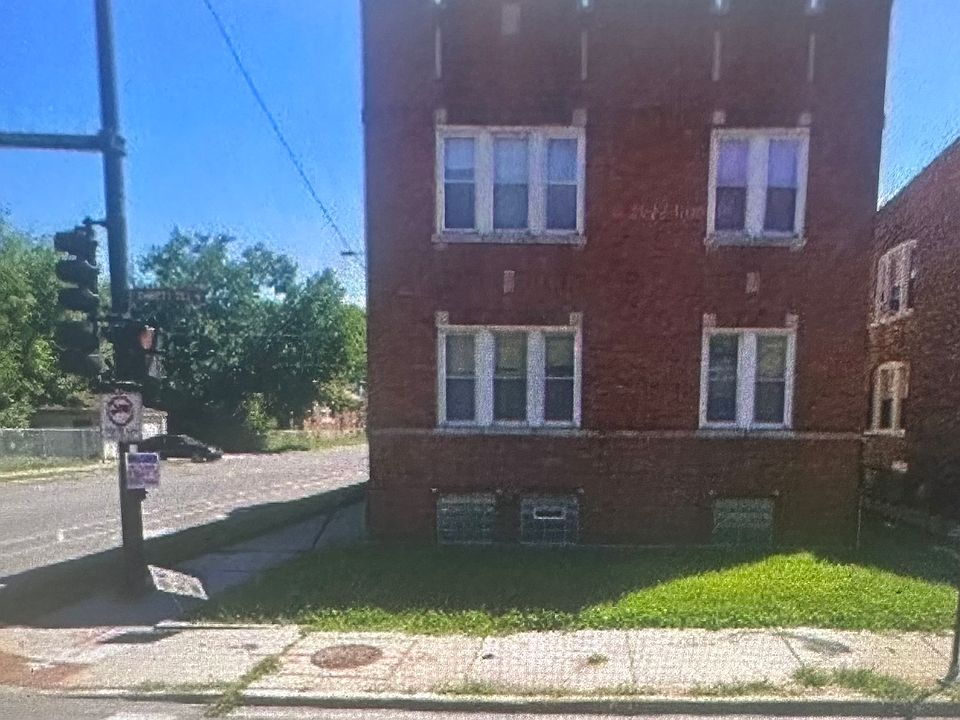 2nd image of 1401 W 71st St