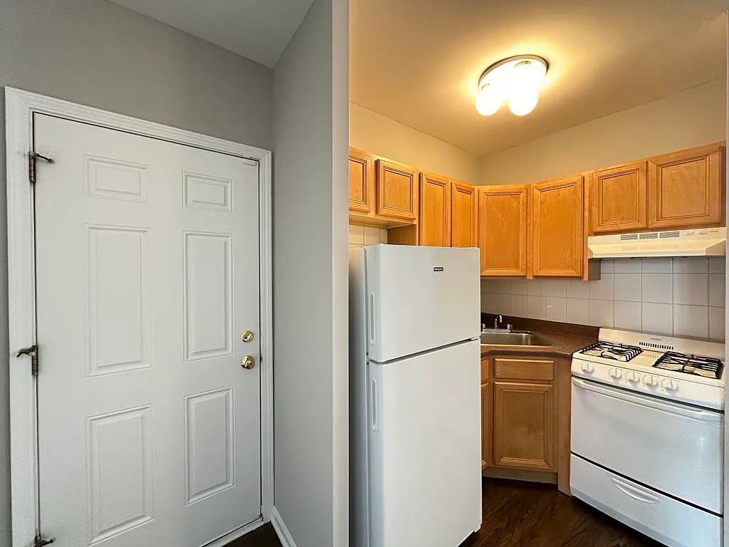 Building Photo - 914 W Dakin St #512