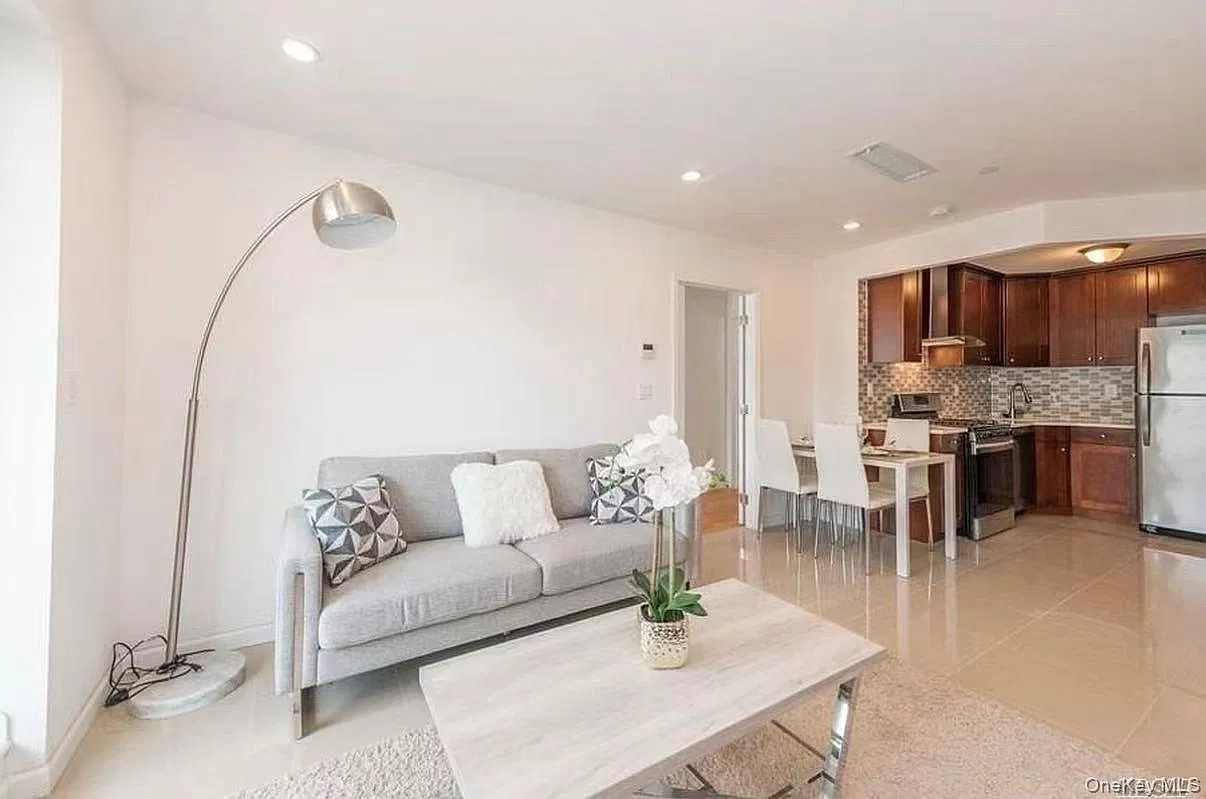2 bed, 2.0 bath, 780 sqft, $3,600 — Photo 2