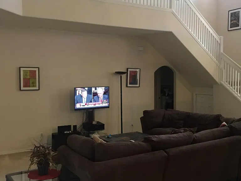 1054 Jardin Dr — Photo 2
