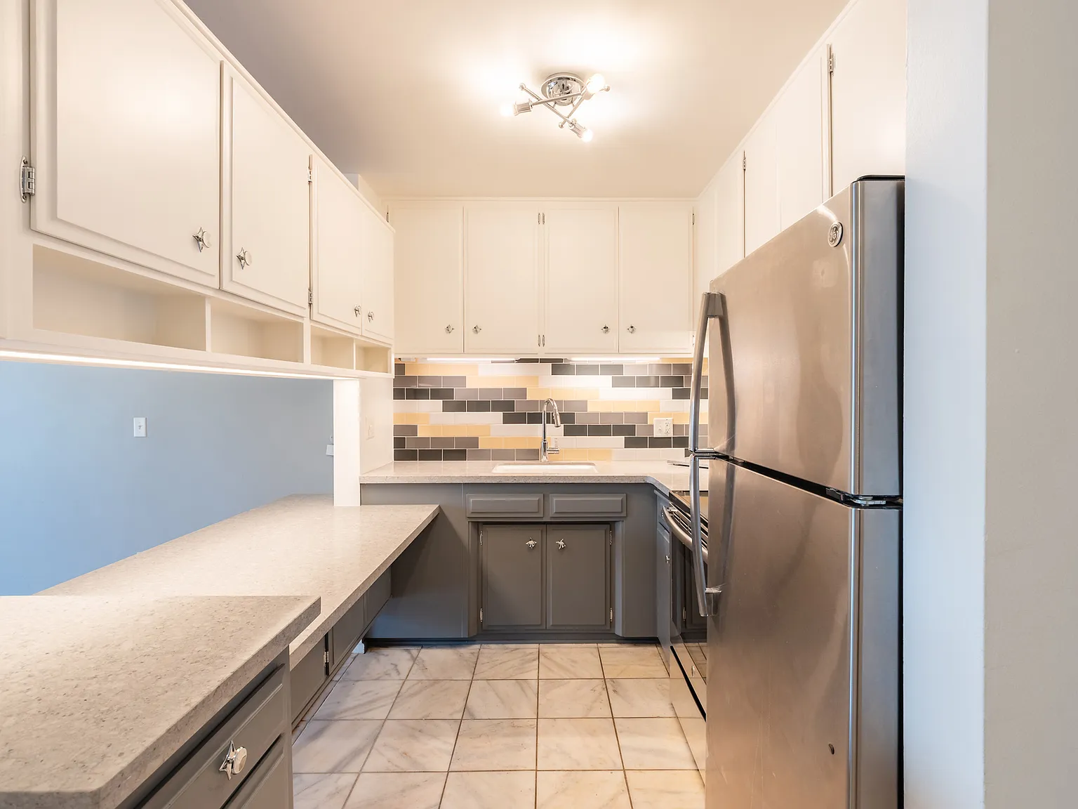 425 S Kenmore Ave — Photo 3