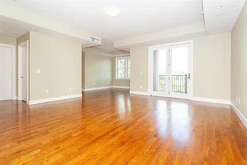 906 E 2nd St #210 Photo 1