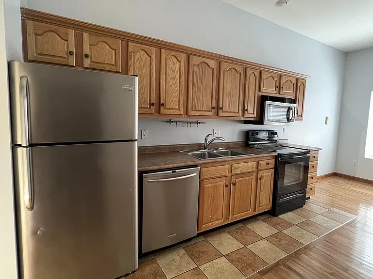 110 W 6th St #5 — Photo 3
