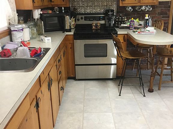 4th image of 102 Oak St