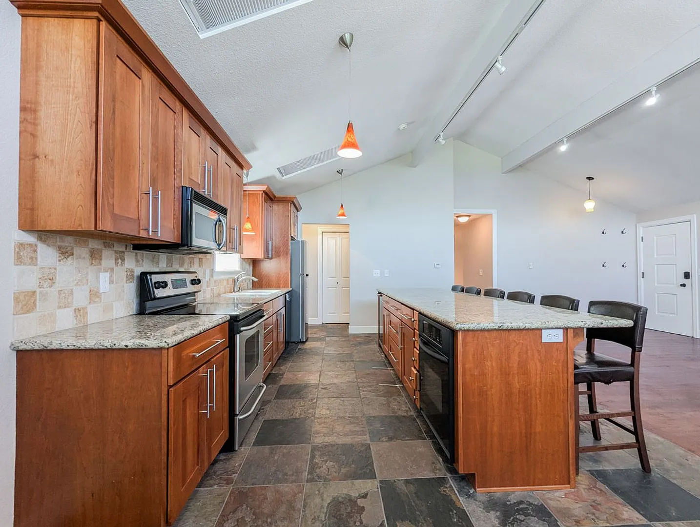 Charming 3 bed, 2 bath Lake Goodwin rambler! — Photo 3