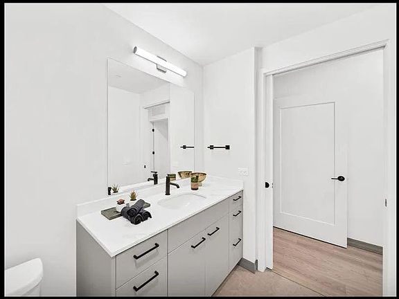 2nd image of 2422 N Ashland Ave #1