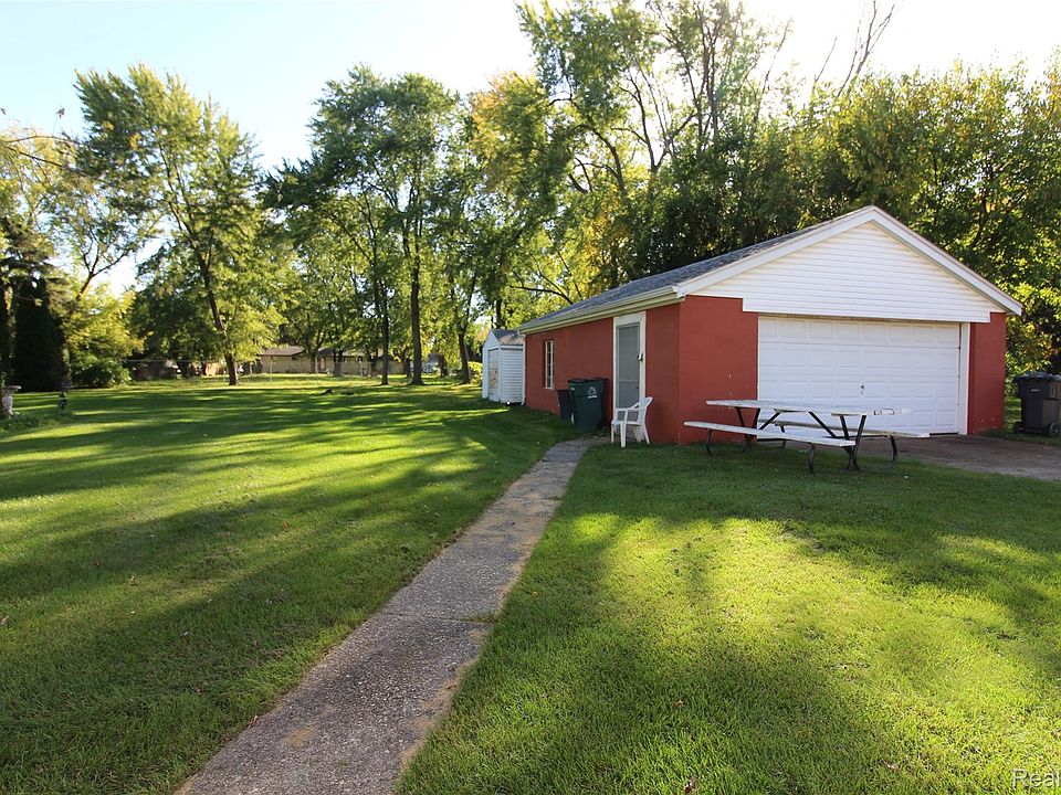 2170 Vermont Ave, photo 2