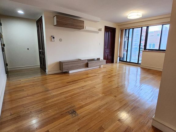4th image of 13226 Avery Ave #4