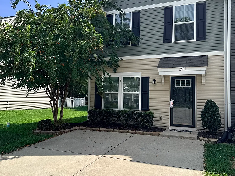 1201 Lakeview Cv