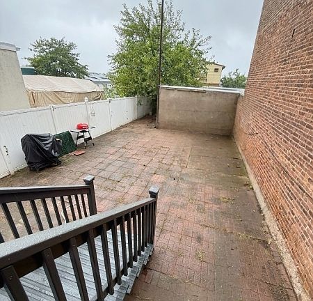 5th image of 215 Macarthur Ave