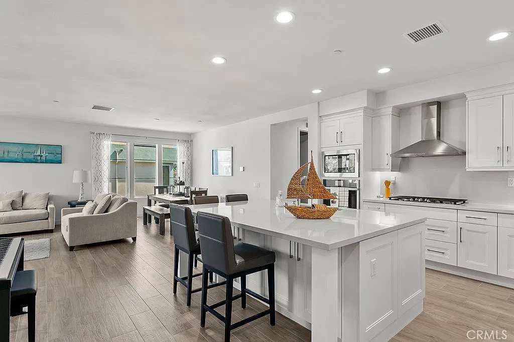 3 bed, 2.0 bath, 1930 sqft, $5,995 — Photo 1