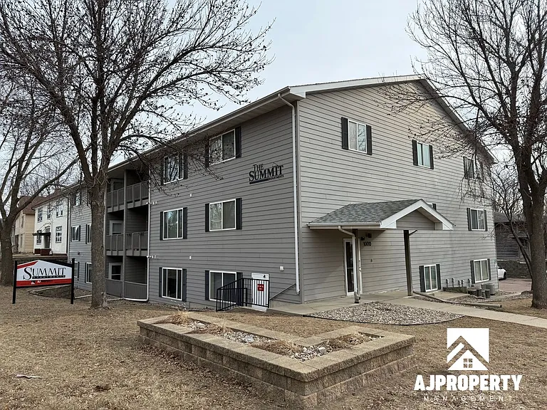 1000 S Summit Ave — Photo 1