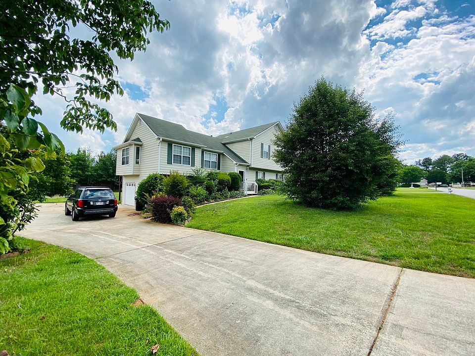 Frontal view. Long driveway with ample guest parking spaces.