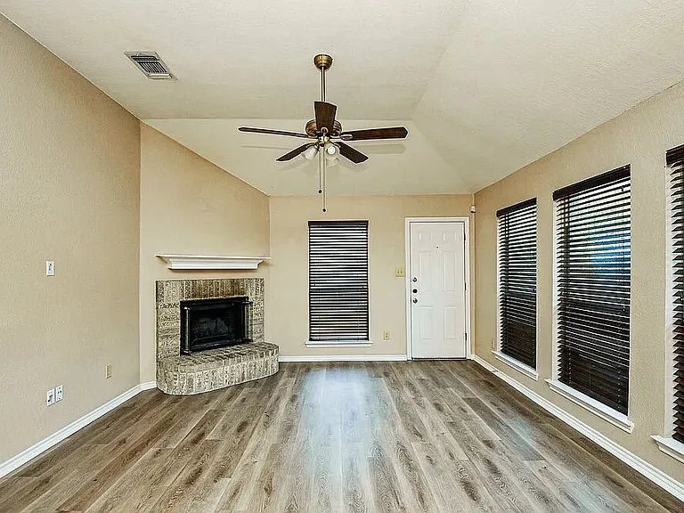 840 Voltamp Dr — Photo 2