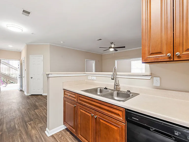 Houston Lake Apartments — Photo 16