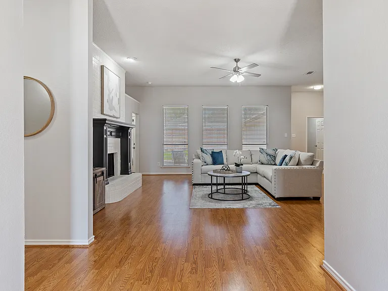 4909 Springtree Ln — Photo 6