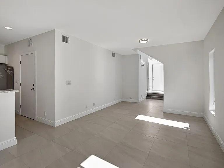1104 S 20th Ave — Photo 5