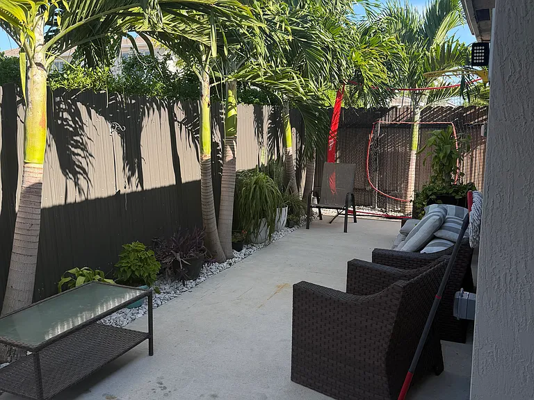 555 NE 6th Pl — Photo 24