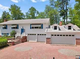 33 Tanglewood Hollow Rd, Upper Saddle River, NJ 07458