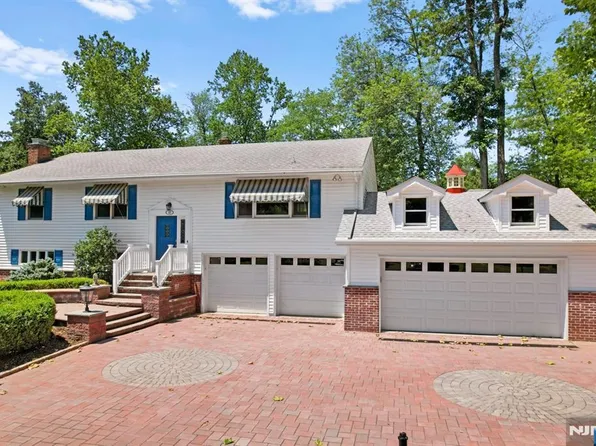 33 Tanglewood Hollow Rd, Upper Saddle River, NJ 07458