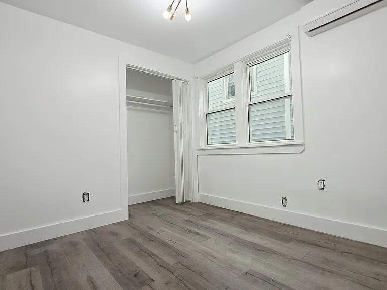 28 E 47th St #2E — Photo 3