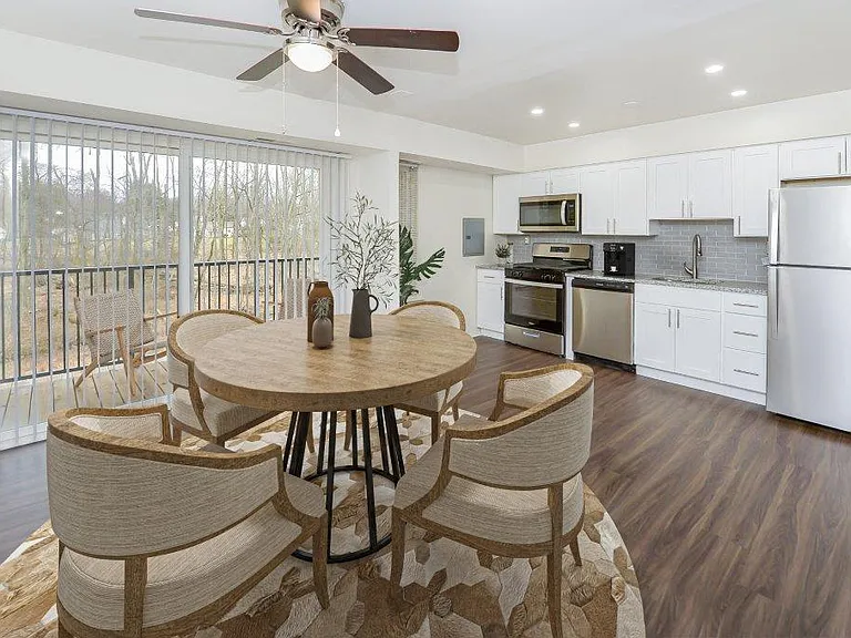 Brookside Manor Apartments and Townhomes — Photo 2