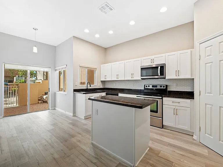 1609 SE 23rd Way — Photo 4