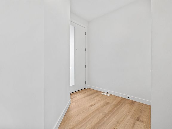 3rd image of 6 Enns Ct