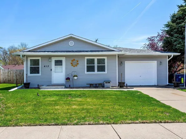 413 N 6th St, Eldridge, IA 52748