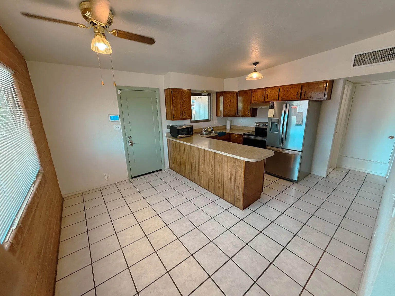 3 bed, 2.0 bath, 1158 sqft, $1,600 — Photo 3