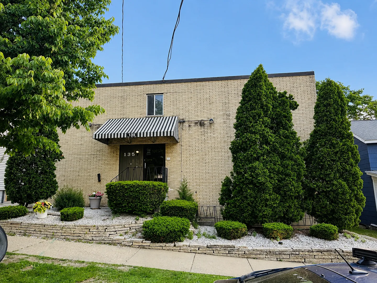 MAY RENT FREE - Sign on this Studio today! — Photo 4