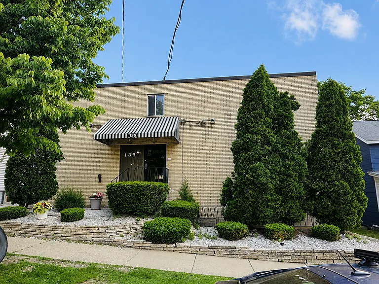 MAY RENT FREE - Sign on this Studio today! — Photo 4