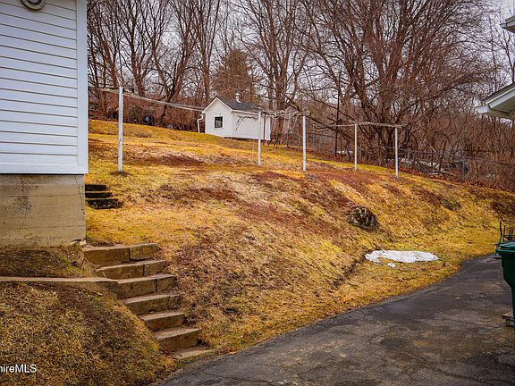 4th image of 105 Friend St