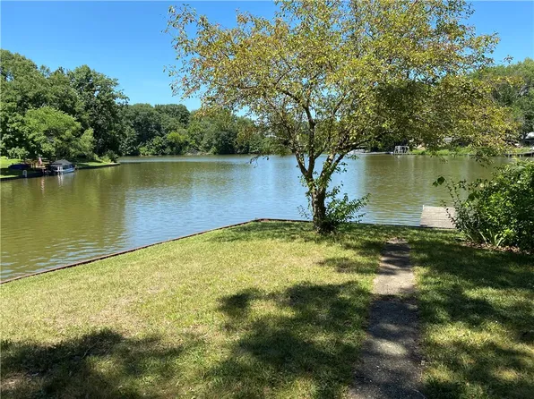 38 Lockhart Dr, Neoga, IL 62447