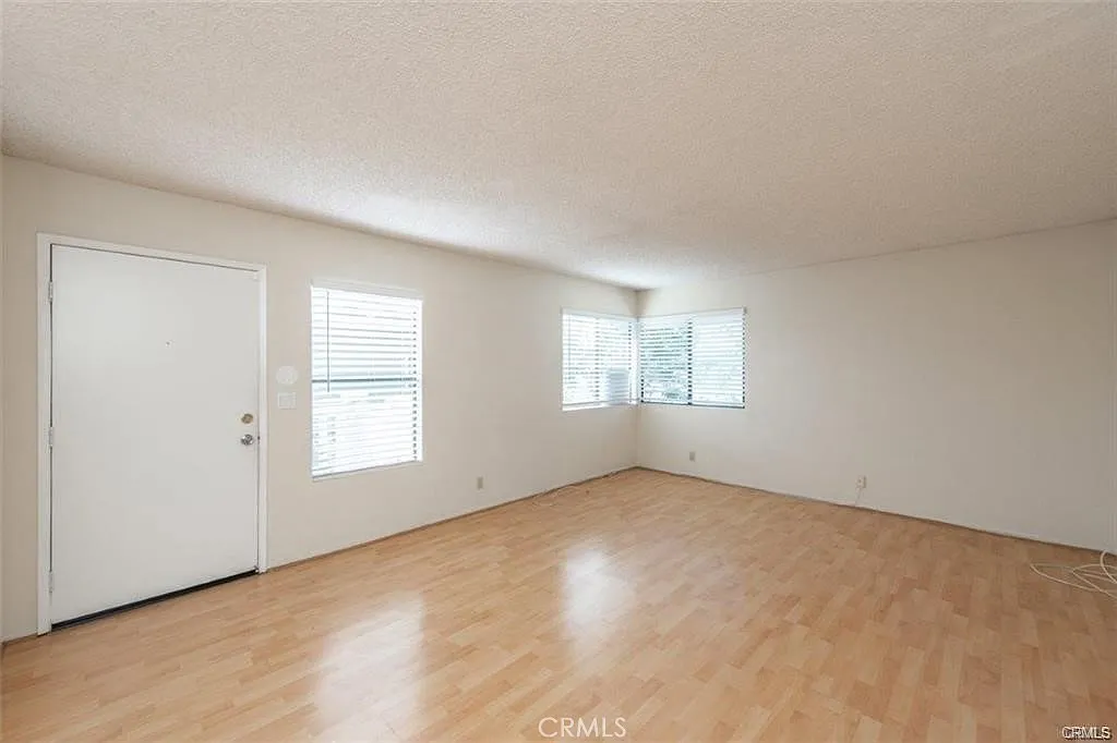 3 bed, 1192 sqft, $3,700 — Photo 4
