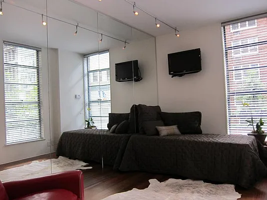 Sold by Mercedes Berk | media 25