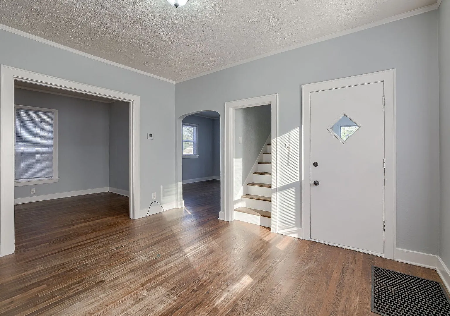 Cozy 3 Bedroom With Enclosed Porch & Fenced Yard!! — Photo 4