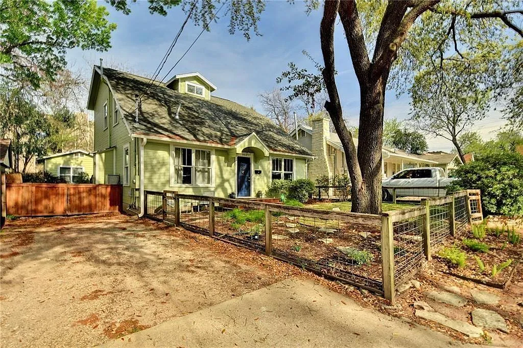 6 bed, 4.5 bath, 2048 sqft, $7,495 — Photo 2