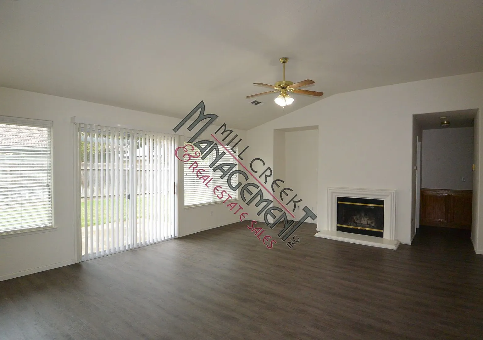 3 Bedroom 2 Bathroom Home in SW Visalia! Close to Shopping and Restaurants! — Photo 3