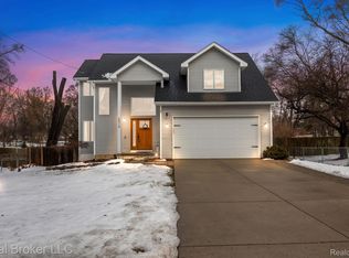 4912 Annette Rd, Waterford, MI 48329