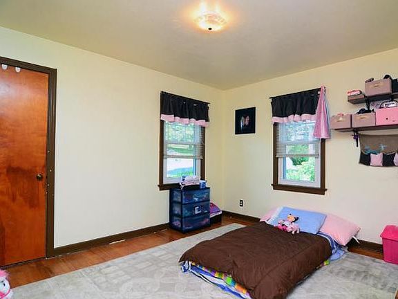 5th image of 932 Irving Ave
