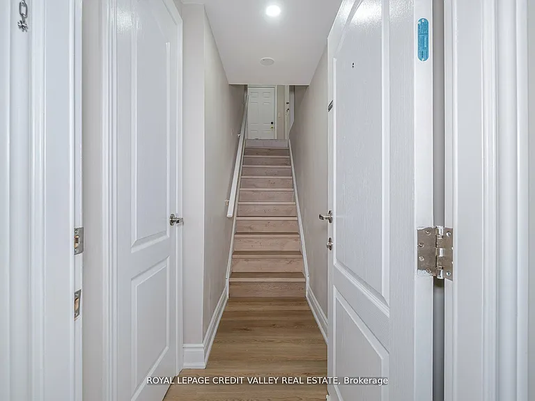 18 Trailhead Cres — Photo 9