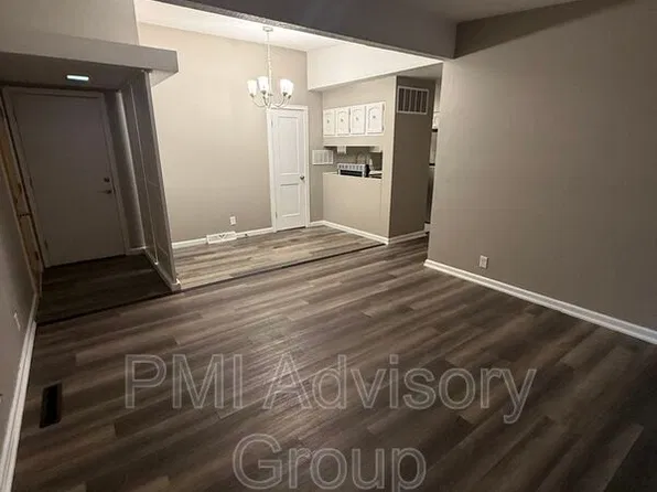 3625 SW 29th Ter APT 2, Topeka, KS 66614