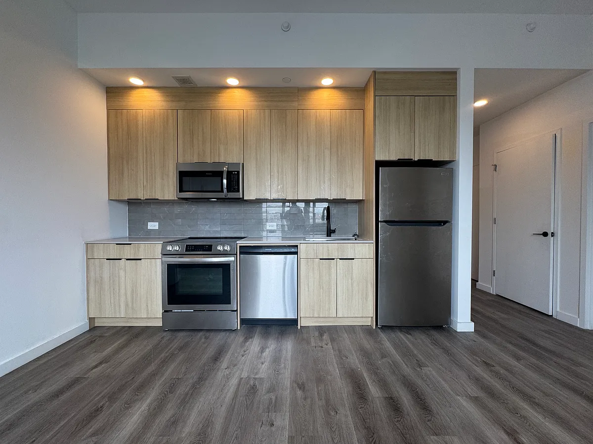 Building Photo - 2455 3rd Ave #6E