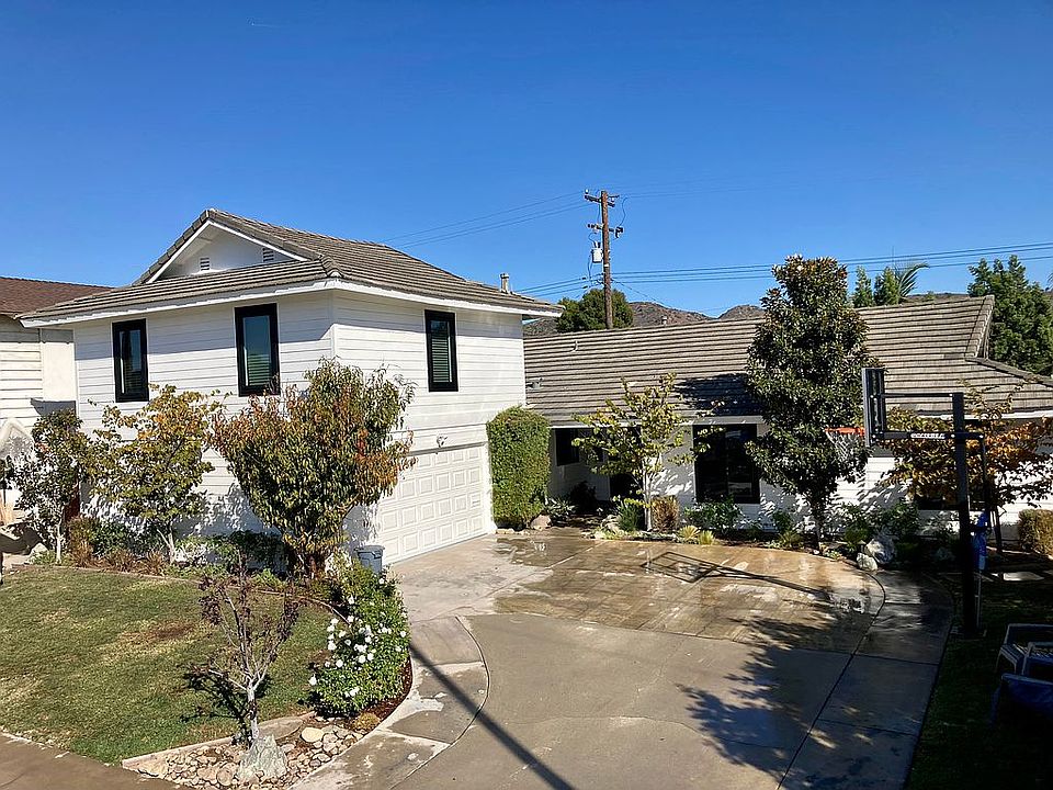2nd image of 559 N Wrightwood Dr