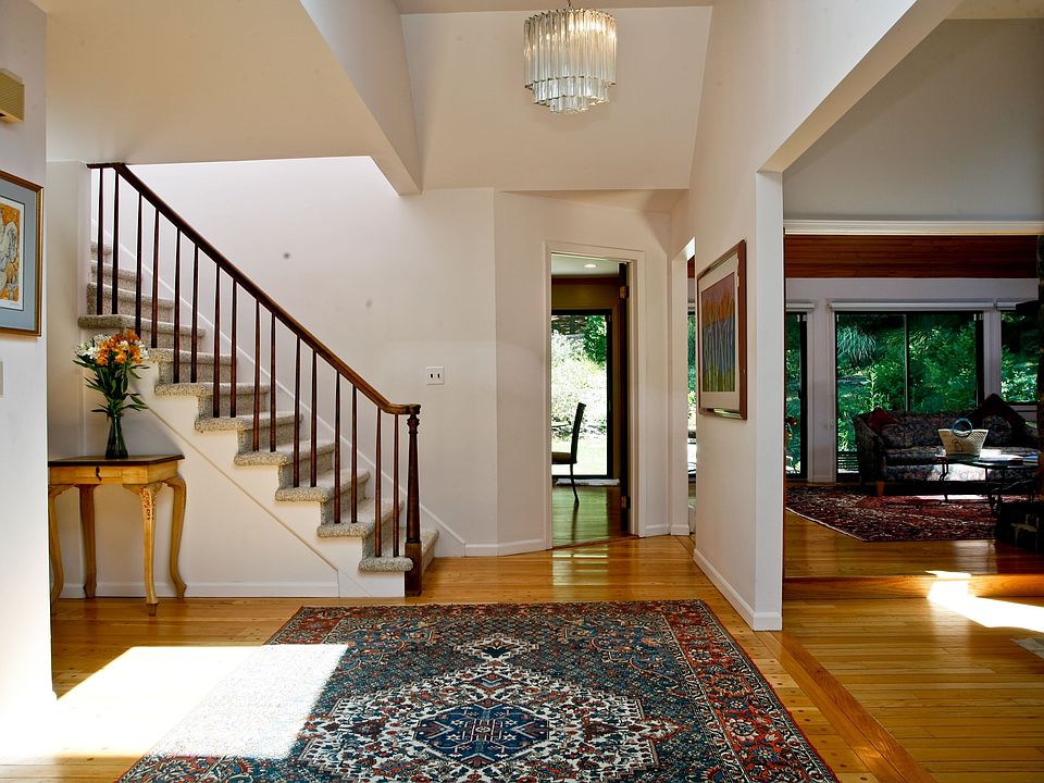1st image of 5 Oxford Ln