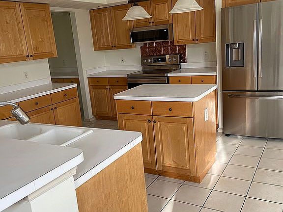 Kitchen w/ new SS Appliances