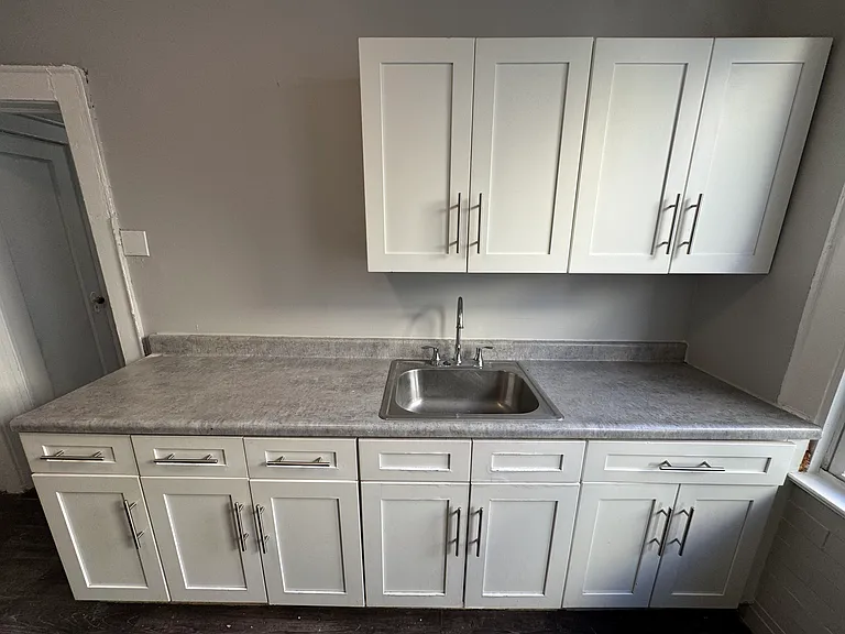 417 Leslie St #2R — Photo 1