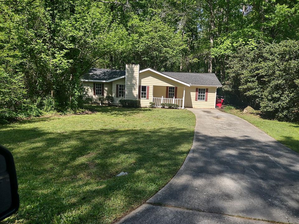 Spacious front yard and driveway
