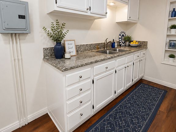 3rd image of 943 Lime Ave APT 1